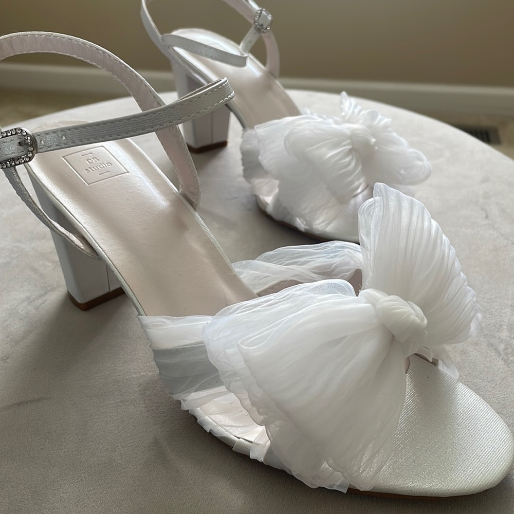 David’s Bridal White Pleated Chiffon Bow Mid-Heel Sandals Size 8
